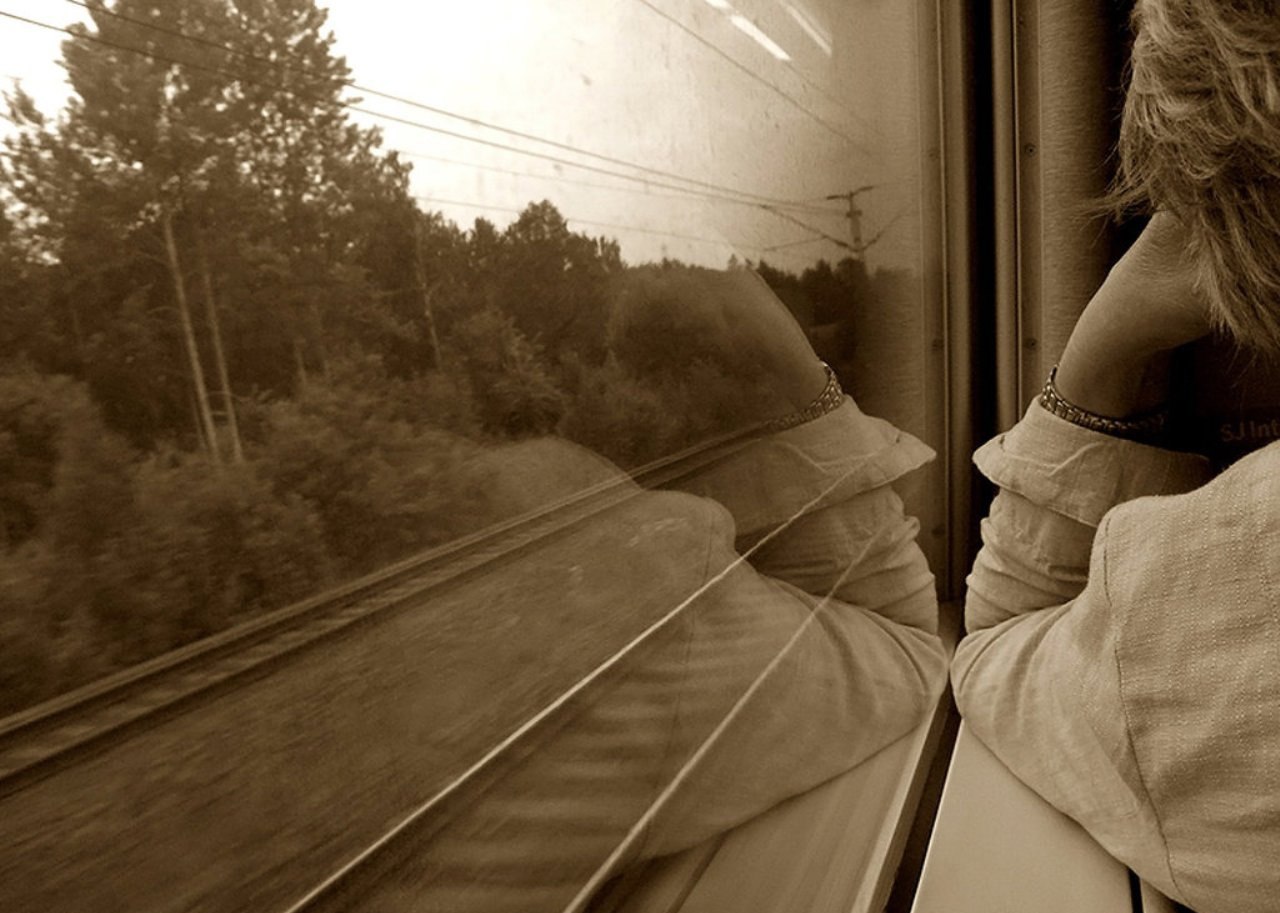 Девушка уезжает на поезде